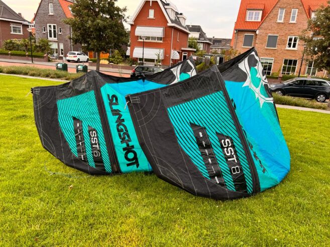 2 Slingshots SST 2020 kites, 6m en 8m , inclusief bar