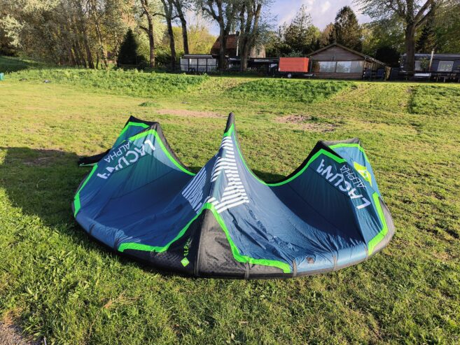 Volledige Kitesurfset (Bar, Board, Pomp, 7 meter, 9 meter, 12 meter).