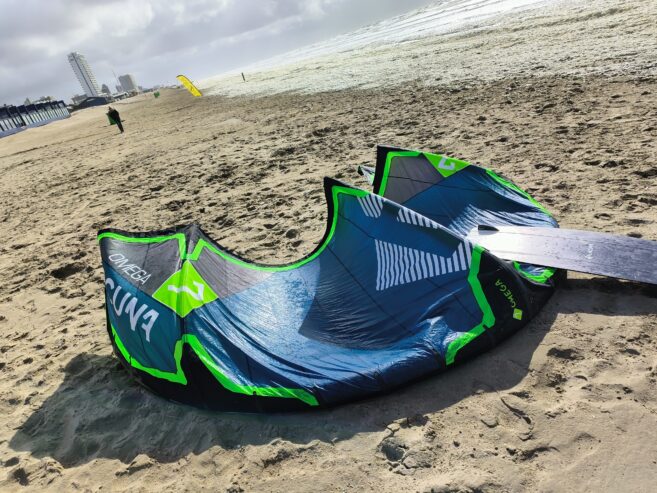 Volledige Kitesurfset (Bar, Board, Pomp, 7 meter, 9 meter, 12 meter).